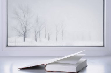 Beyaz bir pencere üzerinde kitap