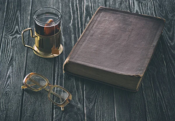 Kitap, gözlük ve çay — Stok fotoğraf