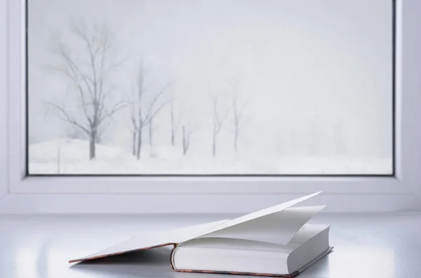 Bok om ett vitt fönster — Stockfoto