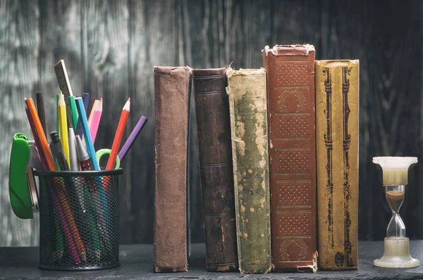 Estante com livros e lápis — Fotografia de Stock