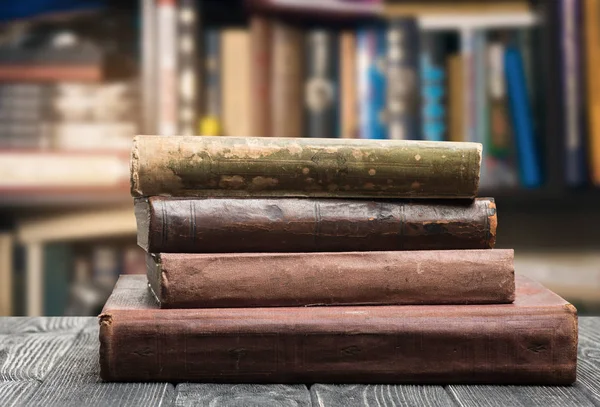 Los libros antiguos en el estante —  Fotos de Stock