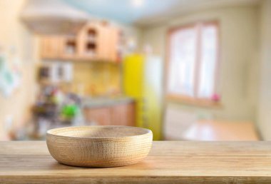 mutfak masasının üstünde kase