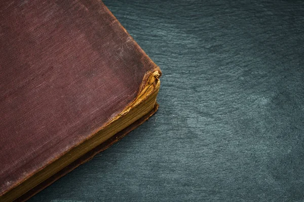 Старая книга на столе — стоковое фото