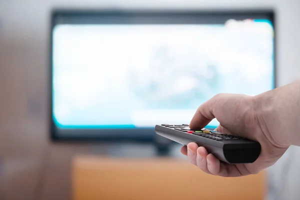 Tv controle remoto na mão — Fotografia de Stock