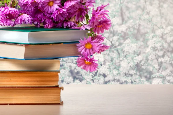 Books and spring flowers — Stock Photo, Image