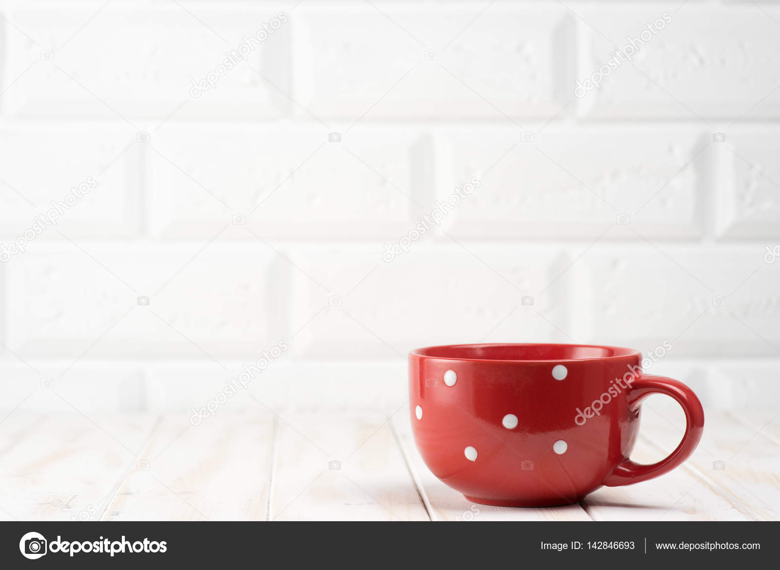 Taza en la mesa de la cocina — Fotos de Stock © olegkrugllyak #142846693 Taza en la mesa de la cocina — Fotos de Stock © olegkrugllyak #142846693