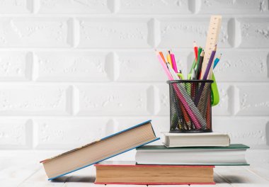 Kalem çalışması ve kitaplar