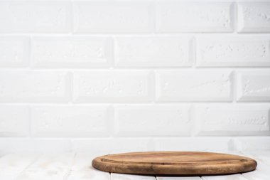 Tablo ile bir yuvarlak kesme tahtası