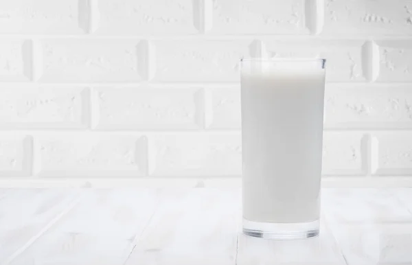 Un vaso de leche en la mesa — Foto de Stock