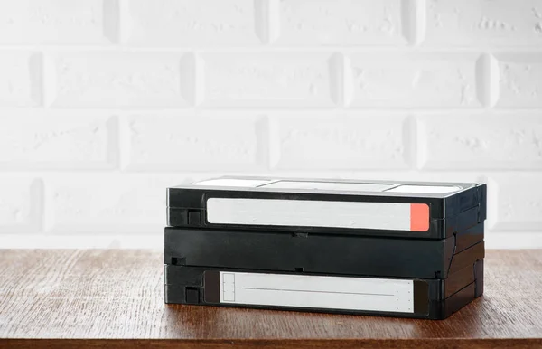 Видеокассеты VHS на столе — стоковое фото
