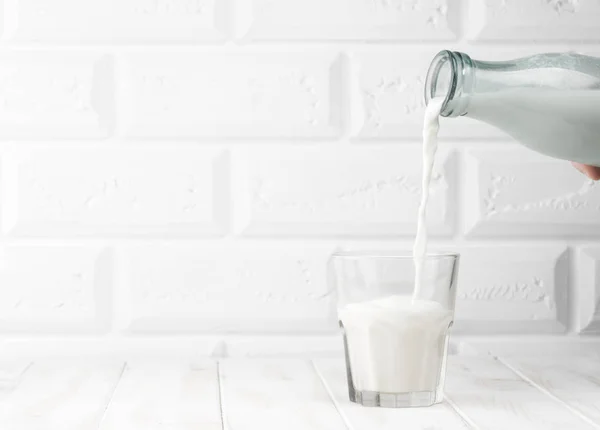 Wlewając mleko w szkle — Zdjęcie stockowe