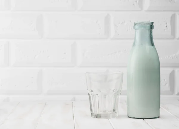 Пляшка молока на столі — стокове фото