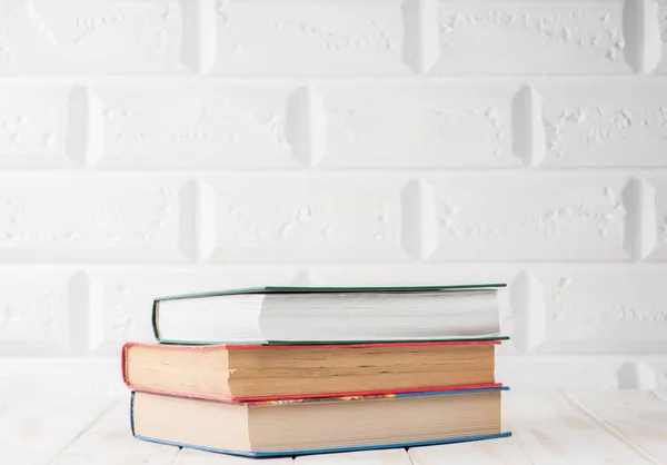 Livros em uma mesa branca — Fotografia de Stock