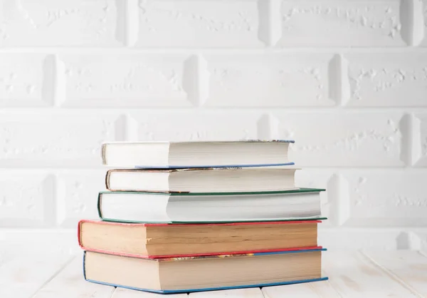 Livros em uma mesa branca — Fotografia de Stock