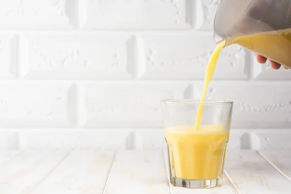 Despejar suco de laranja — Fotografia de Stock