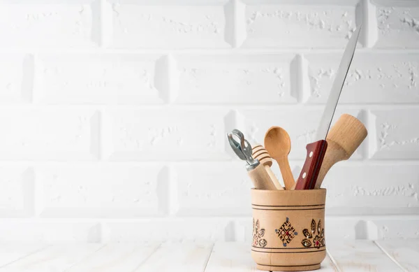 Keukengerei op houten tafel — Stockfoto