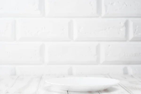 Тарілка на кухонному столі — стокове фото