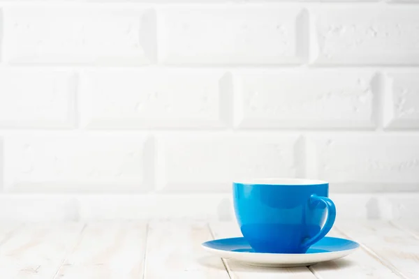 Xícara azul na mesa da cozinha — Fotografia de Stock