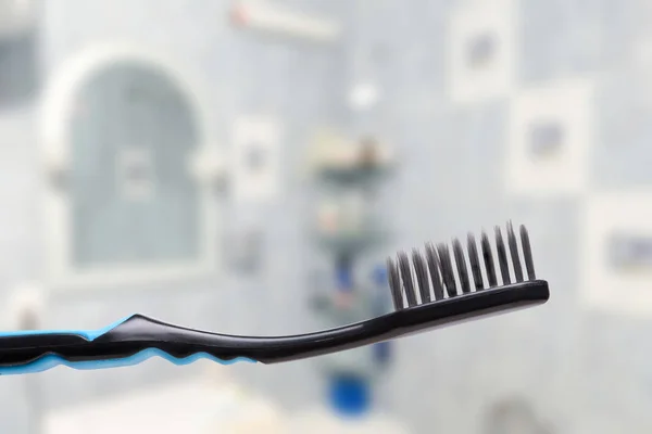 Зубная щетка напротив ванной комнаты — стоковое фото