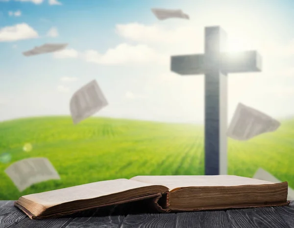 Das Kreuz und die Seiten der Bibel — Stockfoto