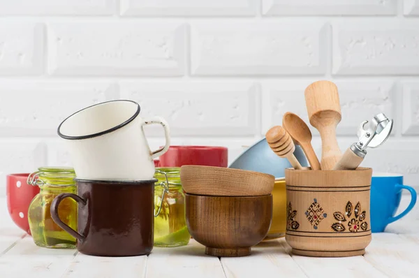 Utensilios de cocina en la mesa de la cocina —  Fotos de Stock