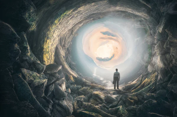 mağarada ayakta adam 