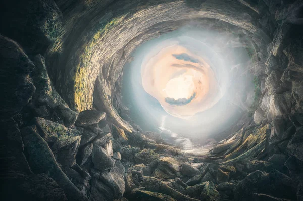 Sonunda parlak ışık ile mağara — Stok fotoğraf