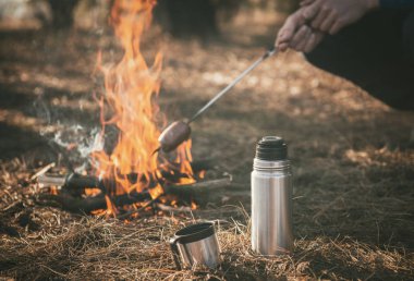 Sosis kızartma adam 