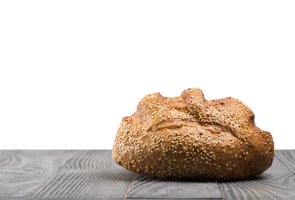 Φρέσκο ψωμί σε έναν πίνακα μπλε — Φωτογραφία Αρχείου