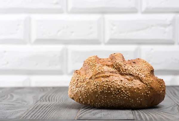 Čerstvý chléb na modrý stůl — Stock fotografie
