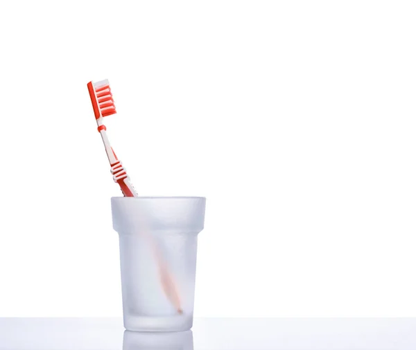 Röd tandborste på en hylla — Stockfoto