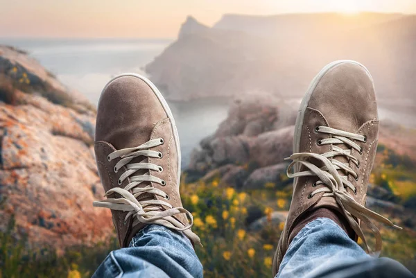 Homem relaxante na natureza — Fotografia de Stock