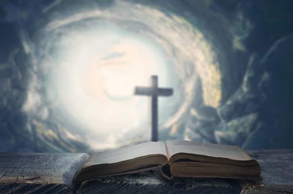 Bir açık İncil ve çapraz.