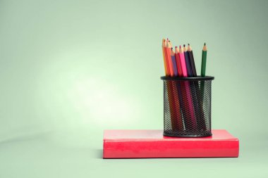  kurşun kalem ve kitap tablo 