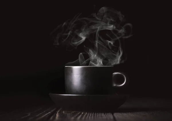 Kaffekopp på svart — Stockfoto
