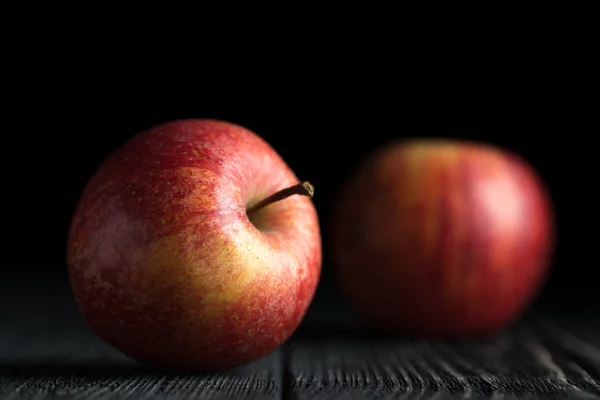 Due mele sul tavolo — Foto Stock