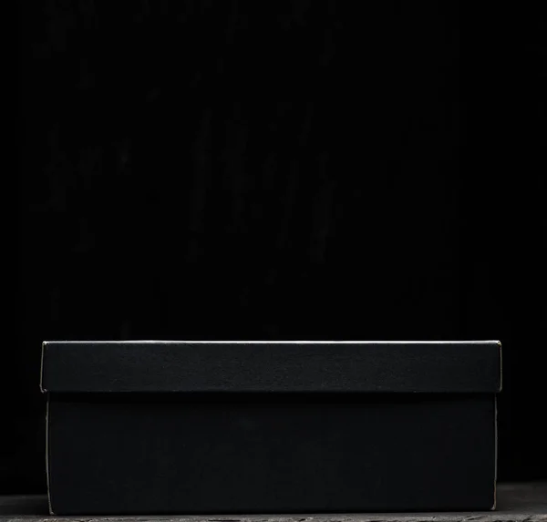Caixa preta no fundo escuro — Fotografia de Stock