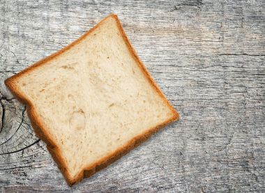 Masanın üzerine taze kızarmış ekmek