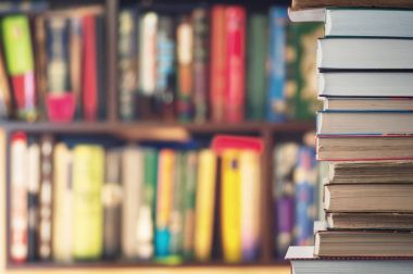 Kütüphanede kitap yığını 
