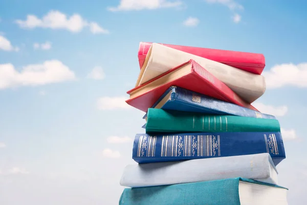 Stapel boeken op hemelachtergrond — Stockfoto