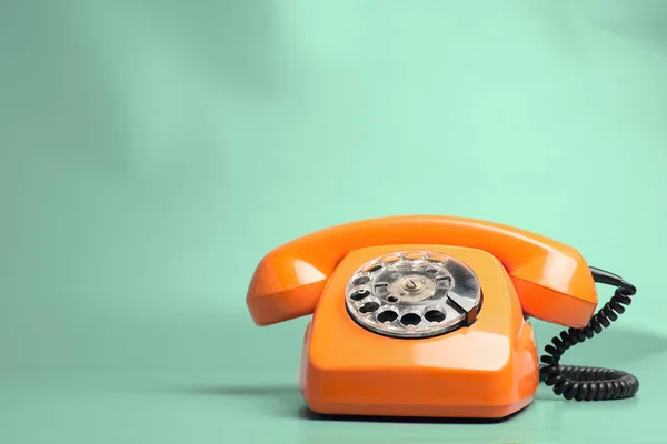 Vintage orange telefon — Stockfoto