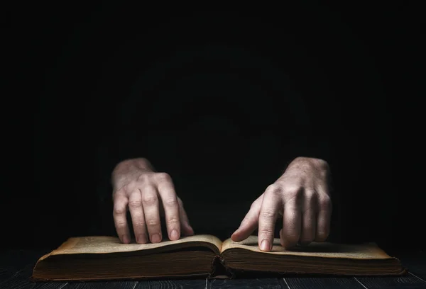 Hombre leyendo un libro — Foto de Stock