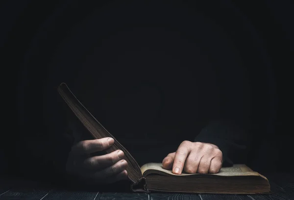 Homem Livro leitura — Fotografia de Stock