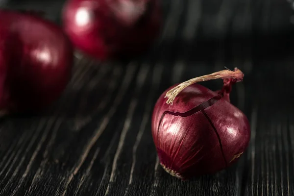 Rote Zwiebeln auf dem Tisch — Stockfoto