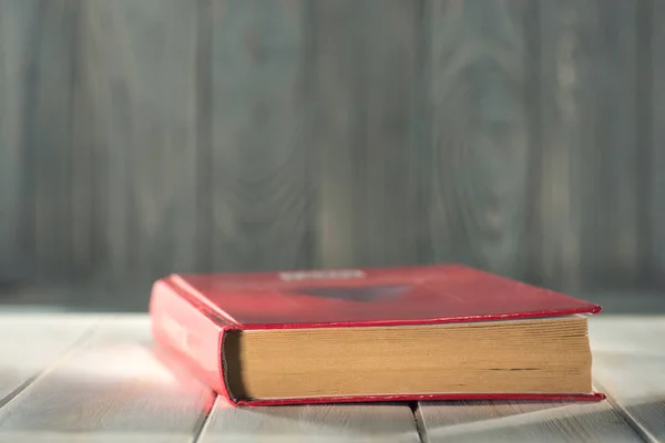 Rode boek over de tabel — Stockfoto