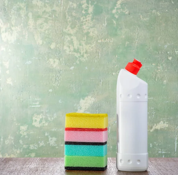 Detergente e esponjas na mesa — Fotografia de Stock
