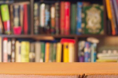 Kitap ve tablo ile Bookshelf 