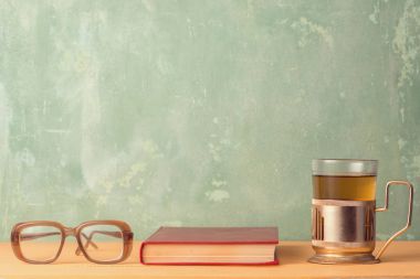 Çay bir kitap okuma