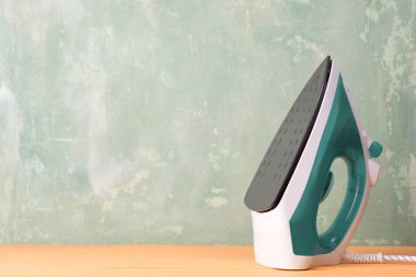 Ahşap masa üzerinde yumuşatma-demir