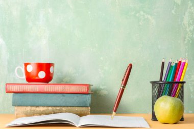 tablo üzerinde okul malzemeleri